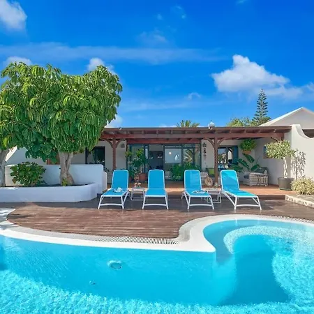 Casa Petra Peaceful & Private, Sea Views, Pool & Bbq Villa *