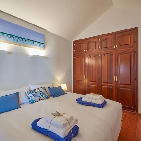 Villa Casa Petra Peaceful & Private, Sea Views, Pool & Bbq *