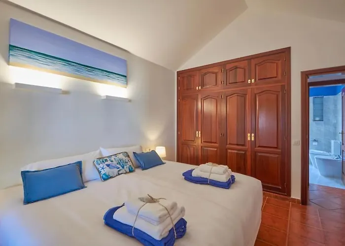 Villa Casa Petra Peaceful & Private, Sea Views, Pool & Bbq *